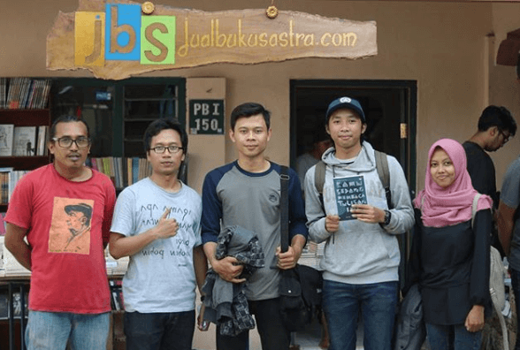 Indrian Koto (kiri) dan para penulis, pembaca di Jual Buku Sastra